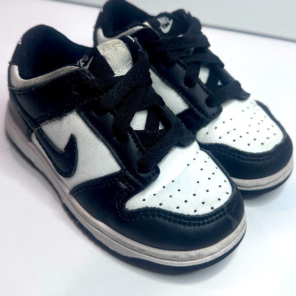 Pre-owned Nike Kids Black and White Sneakers Sz.8
